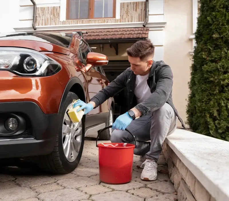 Lavage auto à domicile La Chapelle-Hermier : professionnel intervenant sur un véhicule